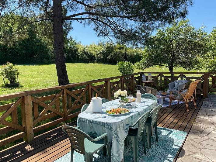 Location de vacances pour 6 personnes, avec piscine ainsi que jardin et vue, adapté aux familles à Mauzac-et-Grand-Castang