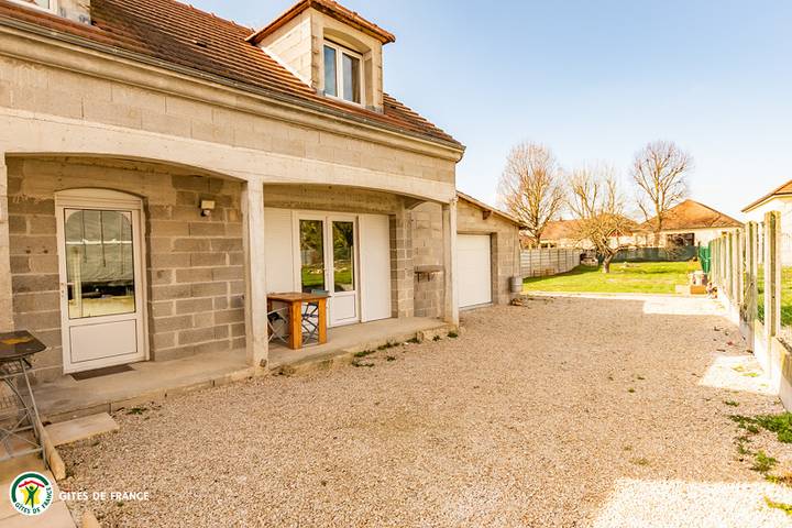 Gîte pour 8 personnes, avec Terrasse ainsi que Jardin et Vue dans Marcilly-sur-Seine