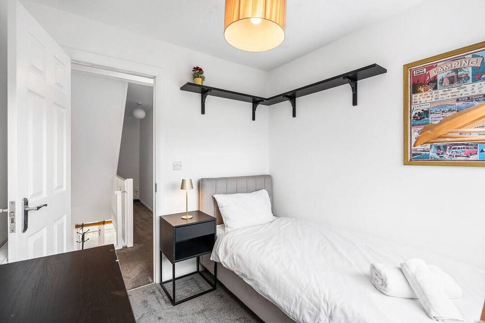 Central Horsham 5Br Home | Parking | Pets Allowed in Horsham, West Sussex