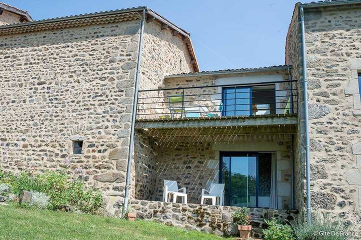 Location de vacances pour 4 personnes, avec Terrasse ainsi que Jardin et Piscine en Auvergne