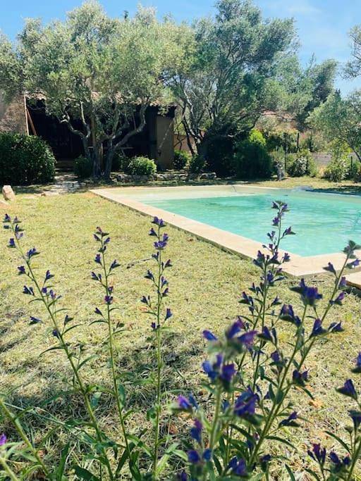 Location de vacances pour 7 personnes, avec vue et terrasse ainsi que jardin et piscine à Tavernes