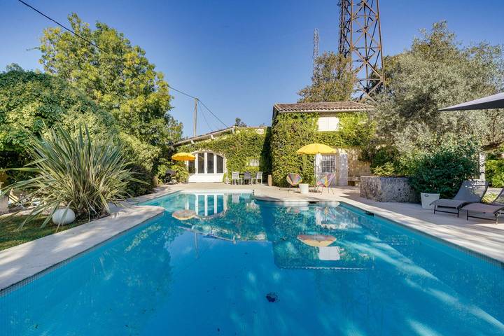 Location de vacances pour 10 personnes, avec Terrasse ainsi que Jardin et Piscine à Saint-Loubès