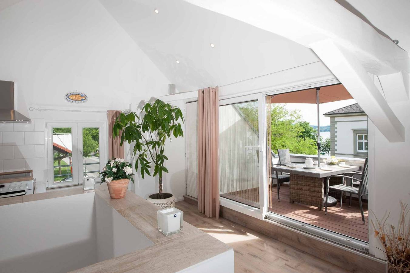Ganze Wohnung, Ferienwohnung "Haus Behr am See" mit 2 Balkonen und Blick auf den See in Radolfzell, Radolfzell am Bodensee