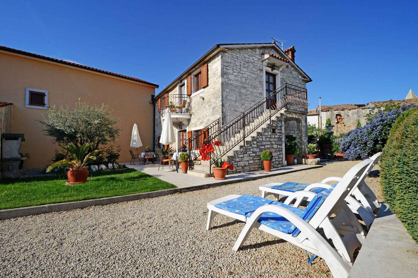 Ganze Ferienwohnung, Ferienwohnung mit Klimaanlage und Terrasse  in Baderna, Zentralistrien