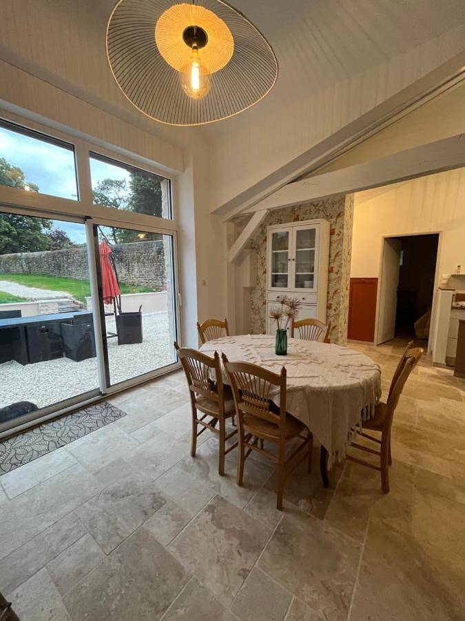 Location de vacances pour 2 personnes, avec piscine ainsi que jardin et vue dans Roches-Prémarie-Andillé