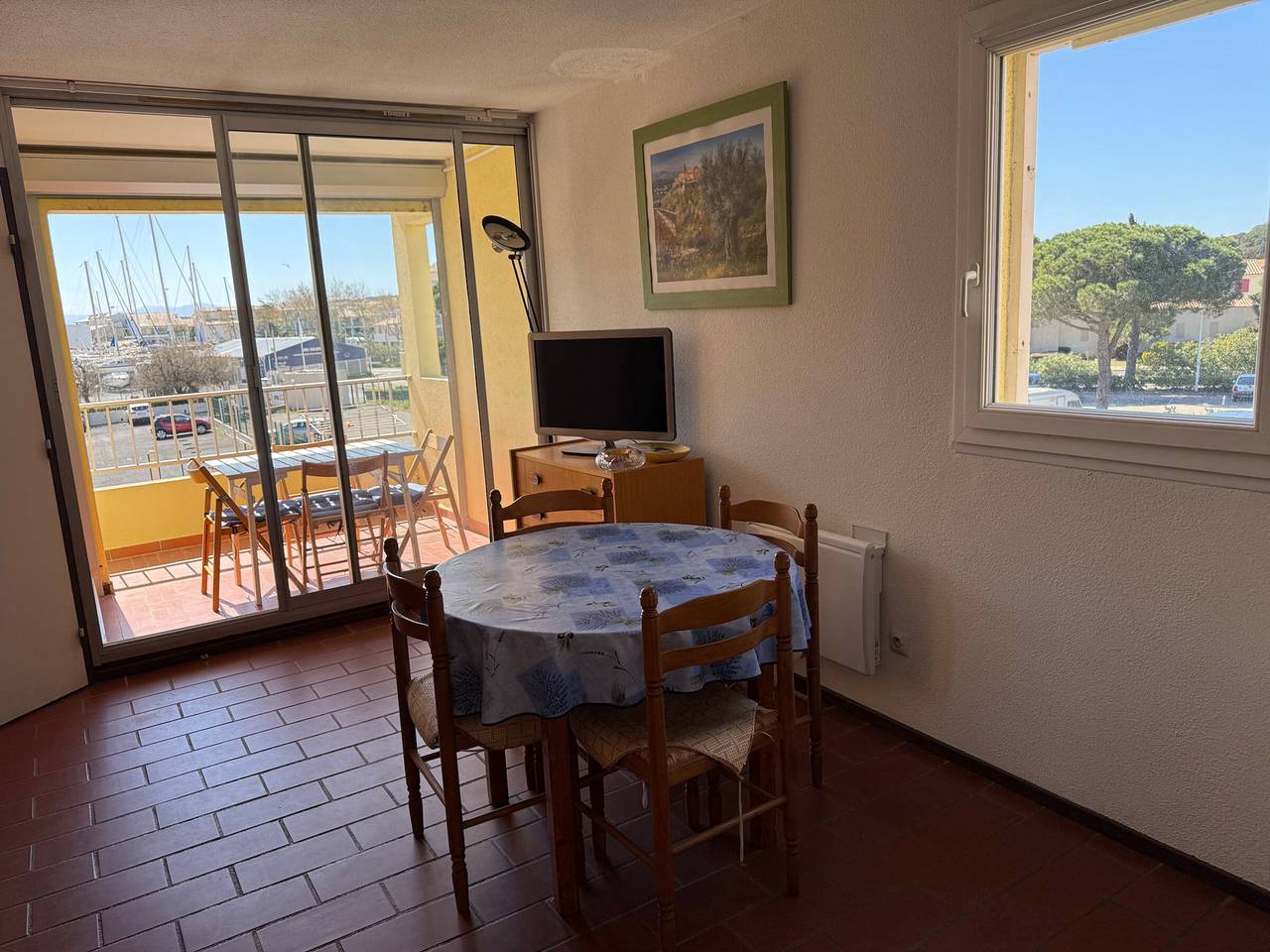 Ganzes Studio, Gruissan: Gemütliches Studio für 4 Pers. mit Loggia, privatem Parkplatz, nahe der Küste in Gruissan (Ville), Gruissan