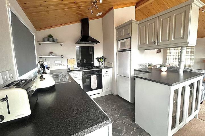 Holiday lodge with stunning views near the shore of Bassenthwaite Lake in Lake District