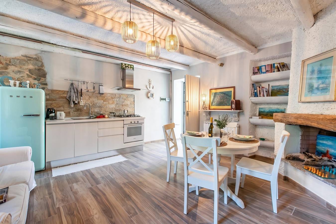 Appartamento intero, Dimora Della Rocca Private Garden, Wifi, Bbq & Parking in Comune di Angera, Lago Maggiore (Lombardia)