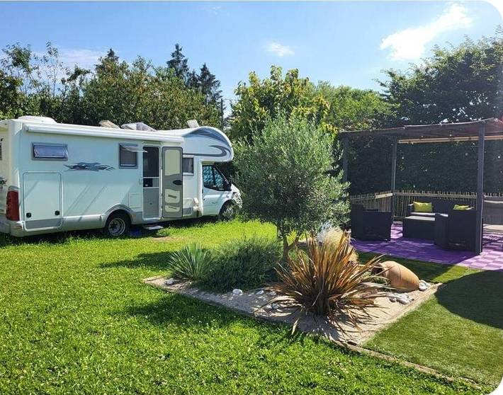 Location de vacances pour 4 personnes, avec terrasse ainsi que jardin et piscine à Les Maillys