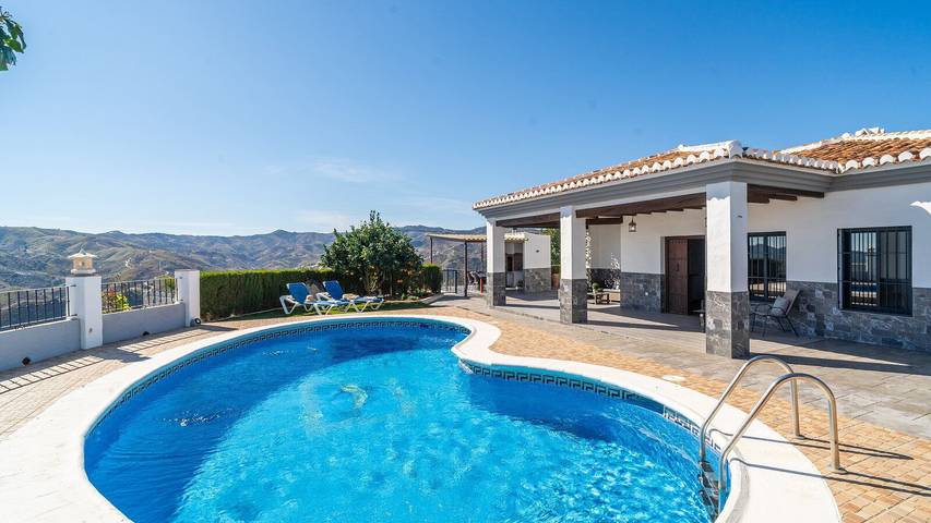 Vakantiehuis voor 6 personen, met Balkon/Terras en Zwembad in Almáchar
