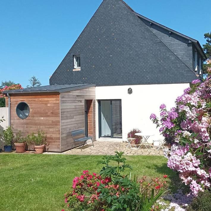 Location de vacances pour 8 personnes, avec jardin et vue, adapté aux familles dans Plage des Dunes (Penvénan)