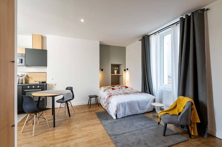 Ganze Wohnung, Studio A, in the center of town, cosy and warm... in La Roche-sur-Yon, Loire-Tal