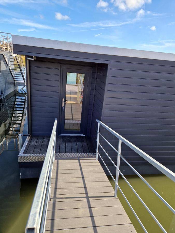 Boot für 4 Personen, mit Terrasse und Seeblick sowie Ausblick in Wangerland - 3