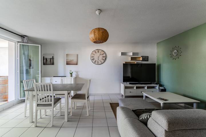 Entire apartment, 'Near Bordeaux' Apartment with Shared Pool, Private Terrace, and Wi-Fi in Saint-André-de-Cubzac, Blaye region