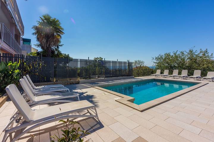 Ganze Wohnung, Malerisches Apartment nur 700 Meter zum Sandstrand mit herrlichem Meerblick, Pool, Grill in Crikvenica, Primorje-Gorski Kotar