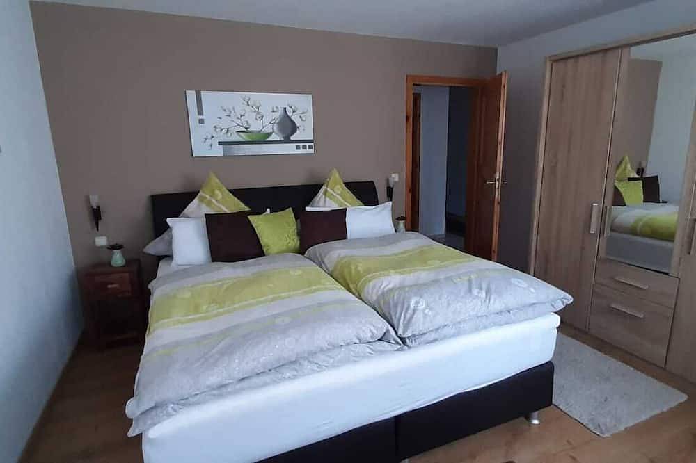 Ganze Wohnung, Neu eingerichtete Komfortferienwohnung am Fuße der Burg Thurant in Alken in Alken, Osteifel