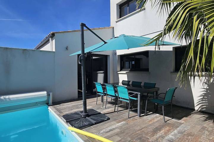 Location de vacances pour 8 personnes, avec piscine ainsi que terrasse et jardin à Sainte-Soulle
