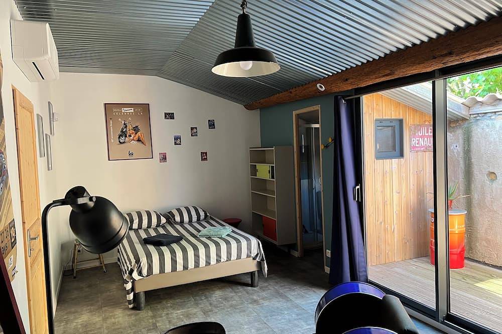 In der Loft Garage mit Schwimmbad in Bizanet, Mittelmeerküste (Frankreich)