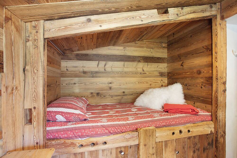Entire apartment, Holiday Apartment 'Jorasses La Maison de Courma' with Mountain View & Wi-Fi in Courmayeur, Wallisian Alps