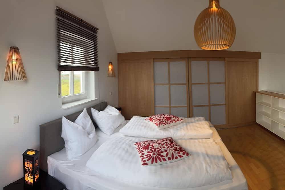 Wohnen im lichtdurchfluteten Japandi Haus mit Garten und Kaminofen in Großostheim, Fränkisches Weinland