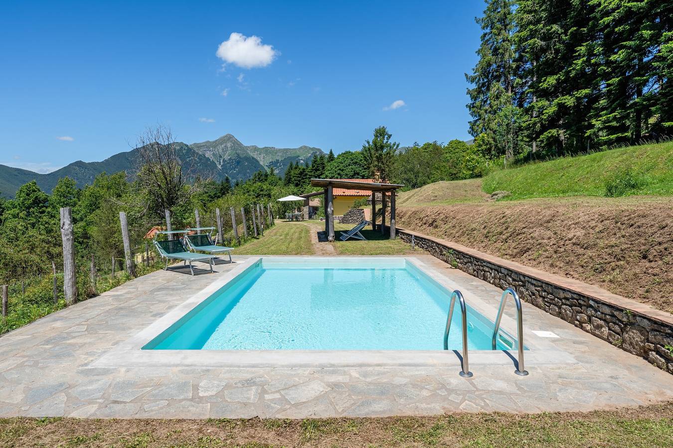 Chalet « Casa Albereta » avec vue sur les montagnes, piscine privée et terrasses privées in Bagni di Lucca, Province de Lucca