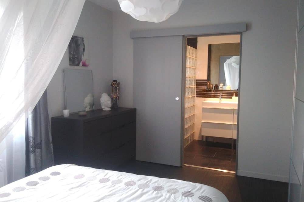 Large family home with heated pool between Bordeaux and the ocean. in Saint-Médard-en-Jalles, Bordeaux und Umgebung