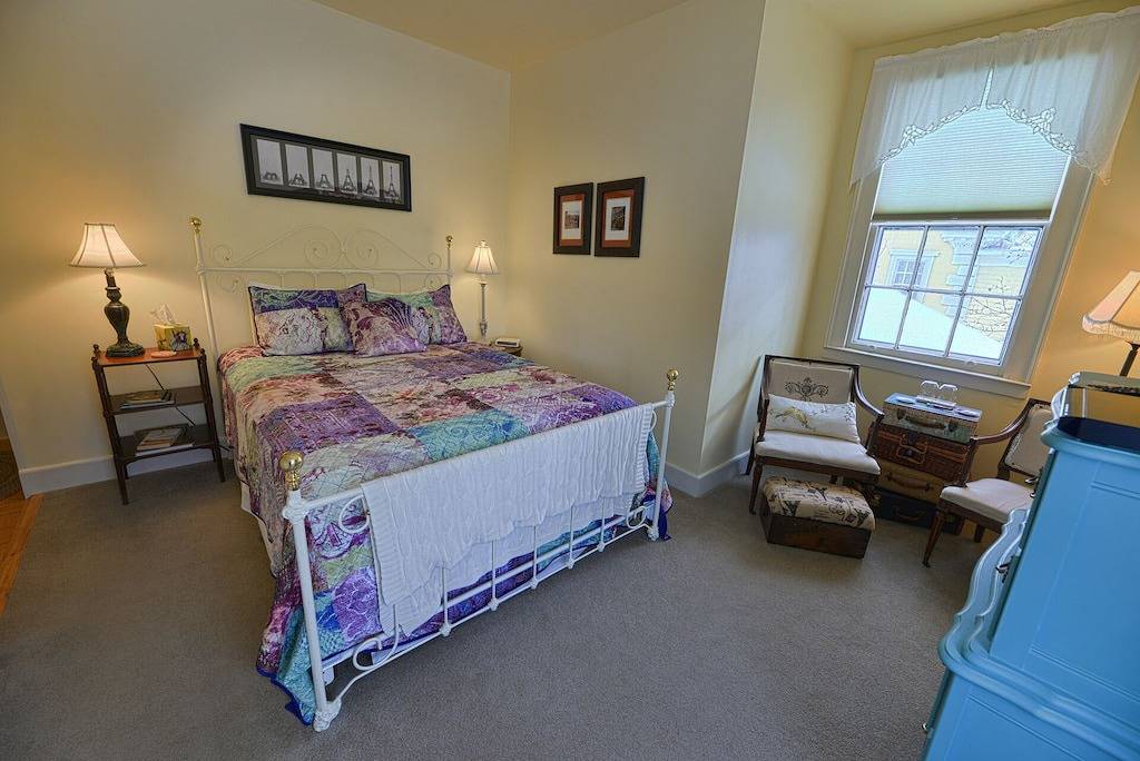 Elizabeth's Retreat-Design-Queen-Ensuite mit Dusche-Gartenblick in Canandaigua, Ontario County