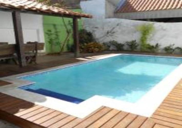 Casas e apartamentos de temporada para 10 pessoas, com piscina e jardim na Praia Brava RJ