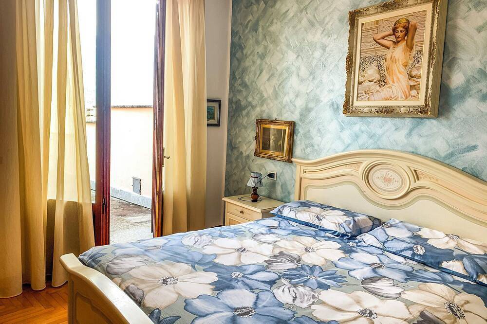 Geschmackvoll möbliertes freistehendes 6-Zimmer-Haus mit Pool und Privatstrand in Lezzeno, Comer See