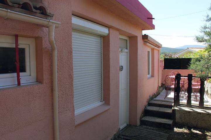 Apartamento entero, Estudio independiente en un edificio tranquilo con patio pequeño. in Vernet-les-Bains, Parque Natural Regional de los Pirineos Catalanes