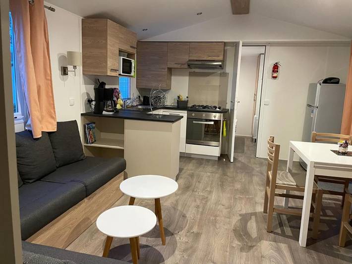 Camping pour 8 personnes, avec jardin et bassin pour enfant ainsi que jacuzzi et piscine