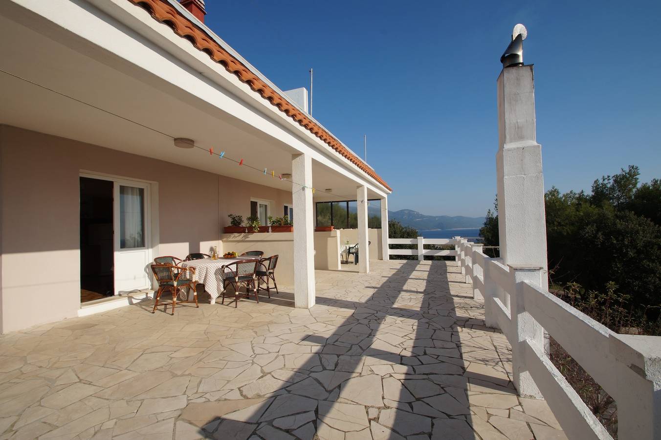 Ganze Wohnung, 2-Zimmer-Ferienwohnung mit Terrasse und Meerblick Zavalatica, Korcula A-247-b in Čara, Korcula