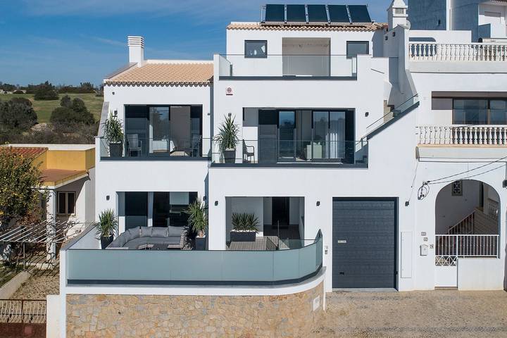 Casa de férias para 14 pessoas, com terraço e vista para o mar e ainda piscina em Distrito de Faro