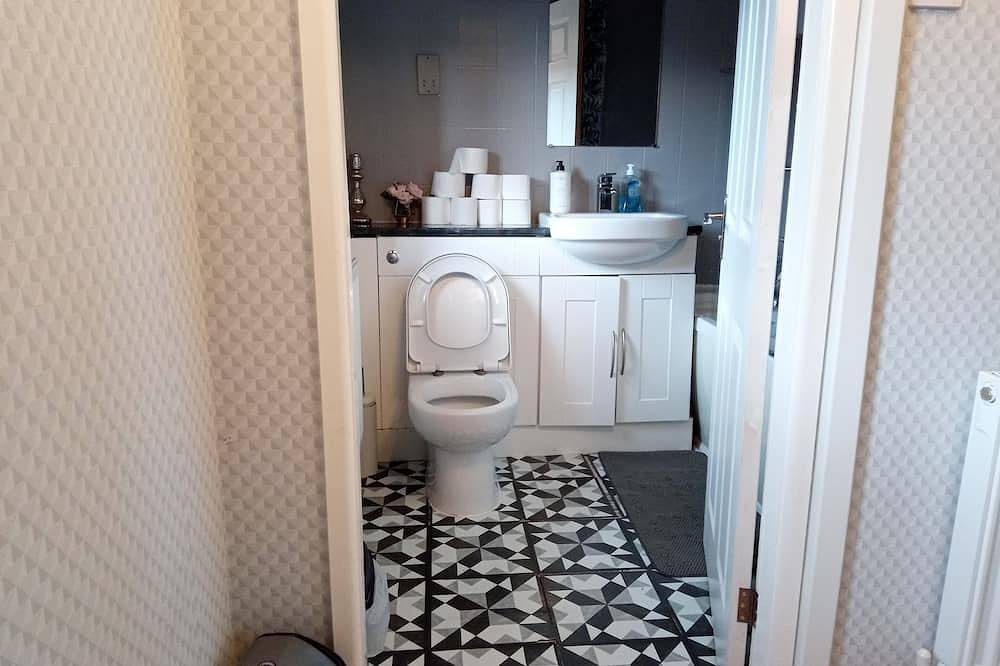 2 Bed House - Sleeps 4 - Pets - Garden - Parking in Bolton, Greater Manchester