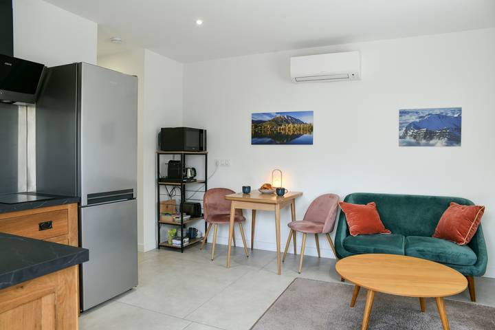 Apartamento entero, ✨ Escapada natural en Saboya – Apartamento acogedor con terraza, parking y barbacoa cerca de lago y montaña ✨ in Coise-Saint-Jean-Pied-Gauthier, Chambéry region