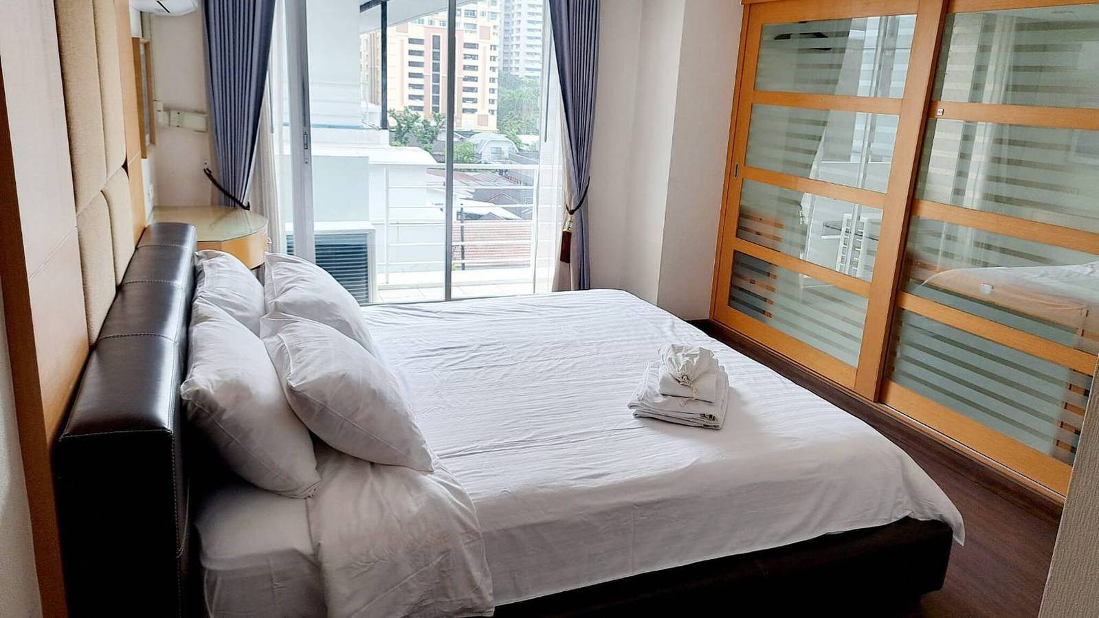 Ganze Ferienwohnung, 6D Serviced Apartment mit 3 Schlafzimmern in der Innenstadt und Gemeinschaftspool in Watthana District, Bangkok