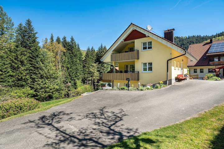 Apartamento entero, Apartment 'Rose' with Private Terrace, Shared Garden and Wi-Fi in Bad Peterstal-Griesbach, Selva Negra Central