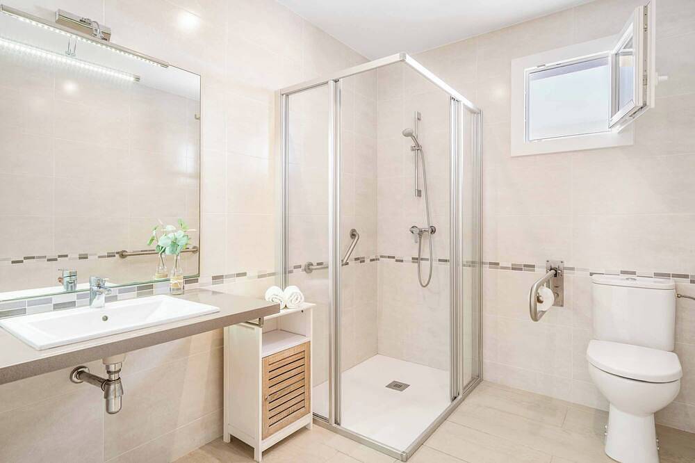 Agueda Menorca - Five Bedroom Villa, Sleeps 10 in Cala Galdana, Coast of Menorca
