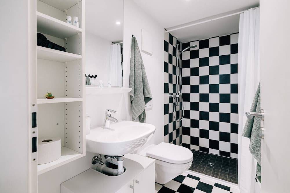 Geheel appartement, Urban Studio directly at Spiez train station in Spiez, Meer van Thun