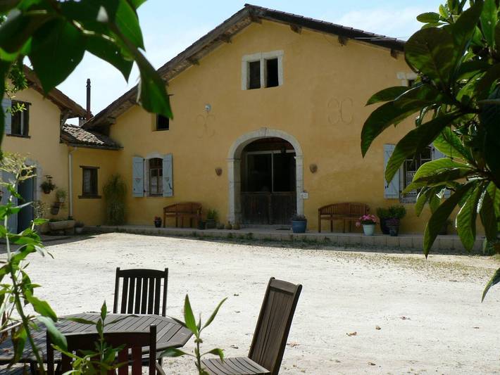 Gîte pour 8 personnes, avec terrasse ainsi que piscine et jardin, animaux acceptés