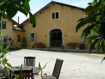 Gîte pour 8 personnes, avec piscine ainsi que jardin et terrasse, animaux acceptés à Ossages