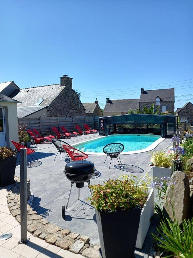 Location de vacances pour 10 personnes, avec piscine et jardin à La Fresnais