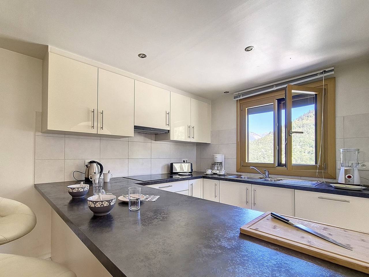 Cozy chalet in the heart of Méribel with fireplace and parking in Les Allues, Les Trois Vallées