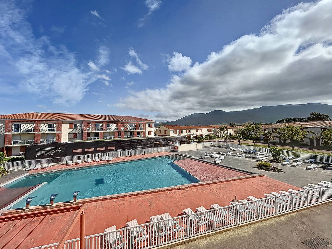 Entire apartment, Charming Apartment with Terrace, A/C, and Pool Access near Mediterranean Beach in La Côte Vermeille, Argelès-sur-Mer