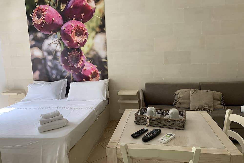 Ganze Wohnung, Studio apartment large room with double bed and bunk bed sofa, in Cursi, Lecce Provinz