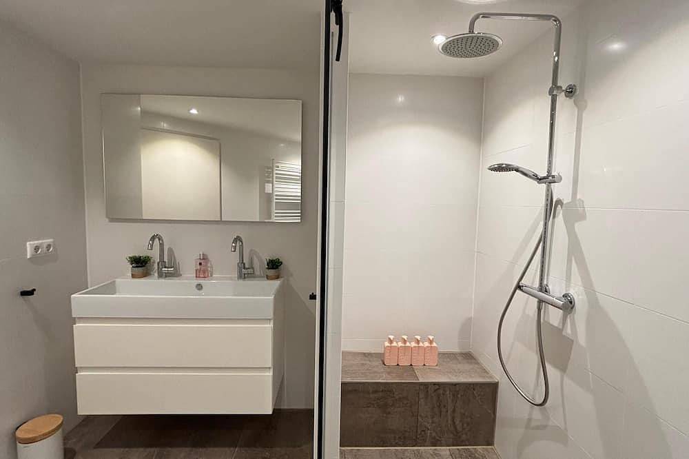 Komfortabeles Ferienhaus (70 m²) für 4 Personen mit Terrasse auf der Südseite.  Dieses frei stehende Ferienhaus mit überdachter Terrasse befindet sich in einer Top-Lage im Wald und bietet eine schöne Aussicht. in Harderwijk, Veluwe