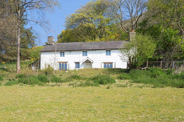 Villa for 8 people, with garden, with pets in Wales