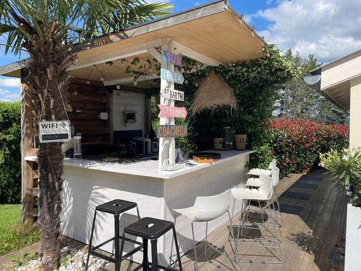 Location de vacances pour 8 personnes, avec piscine ainsi que vue et jardin à Fleurieux-sur-l'Arbresle