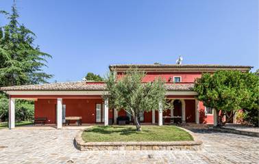 Gîte pour 6 personnes, avec jardin ainsi que piscine et terrasse, animaux acceptés à Cingoli