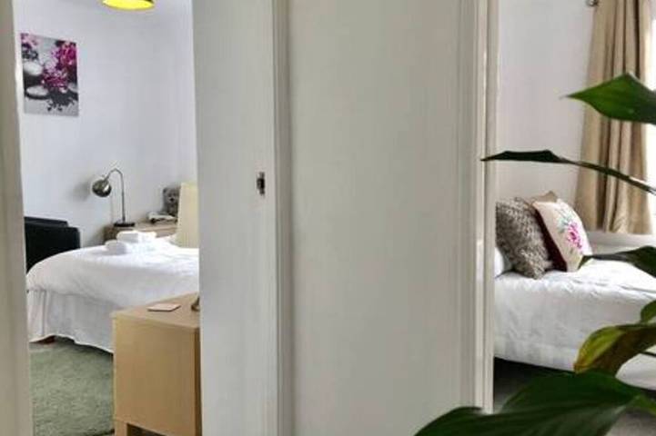 The Woodfarm Lodge - 3 Bedroom House with parking in Risinghurst and Sandhills, Oxford